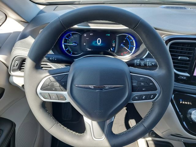 Used 2023 Chrysler Pacifica Touring-L image 27