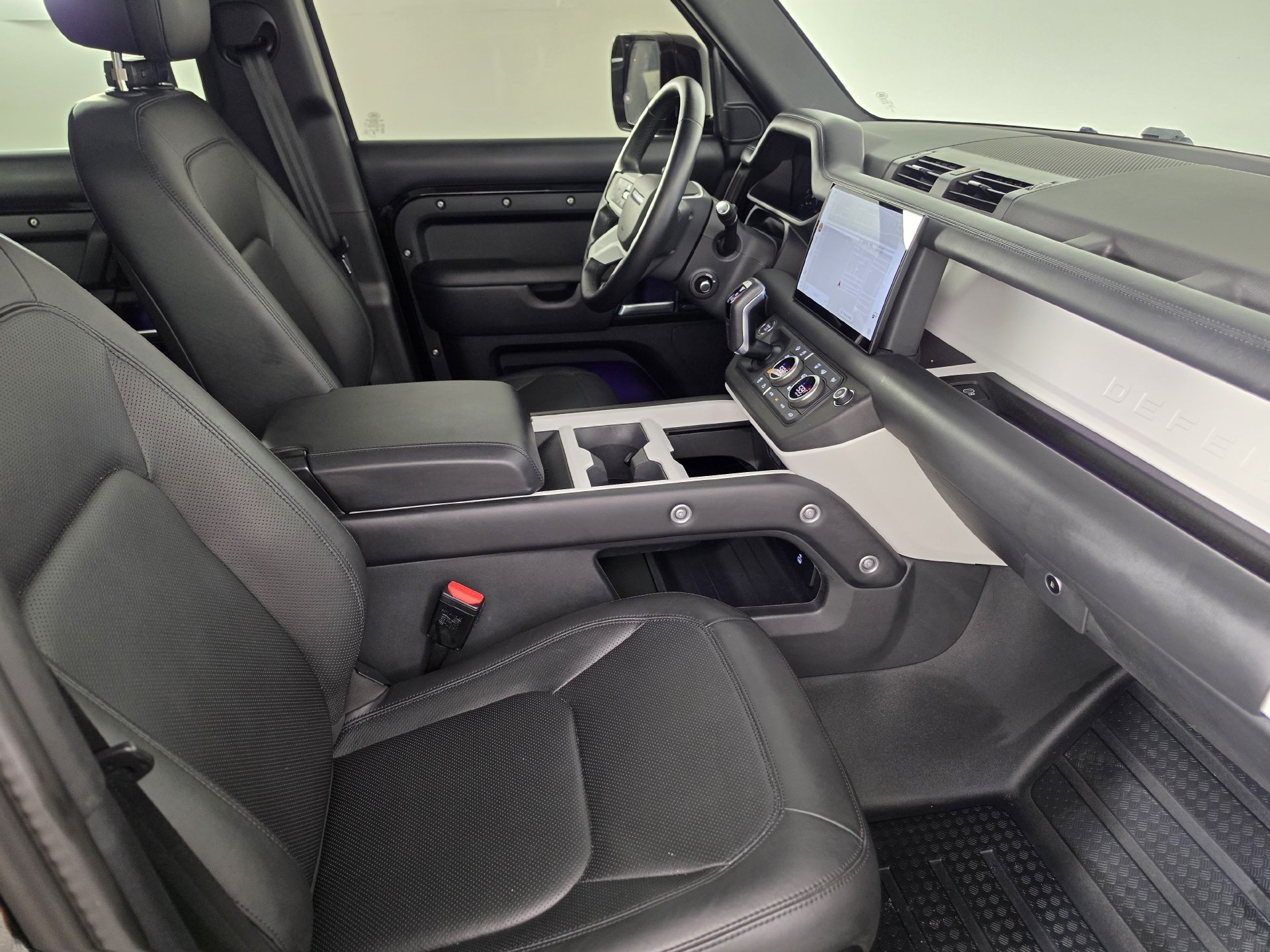 Used 2025 Land Rover Defender 130 X-Dynamic SE AWD/4WD image 30
