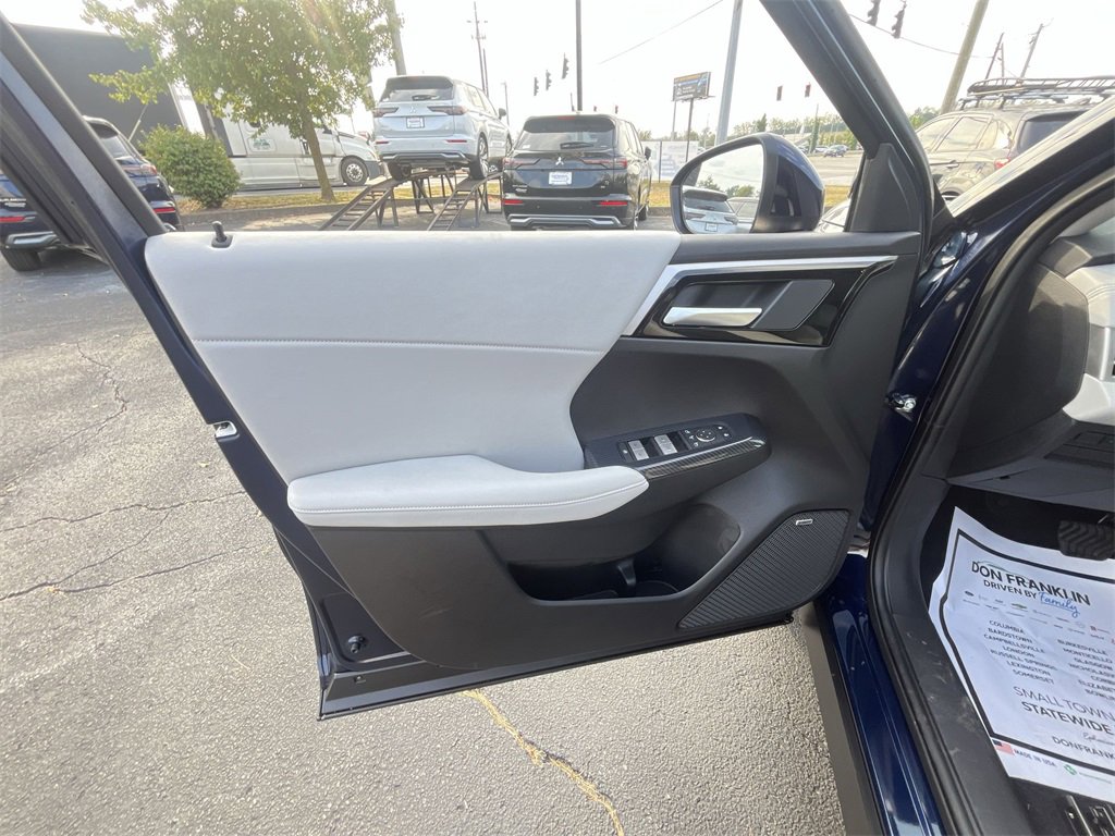 New 2025 Mitsubishi Outlander SE image 13