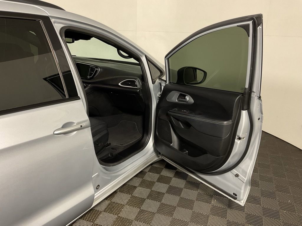 Used 2022 Chrysler Pacifica Touring-L w/ Uconnect Theater Family Group image 36