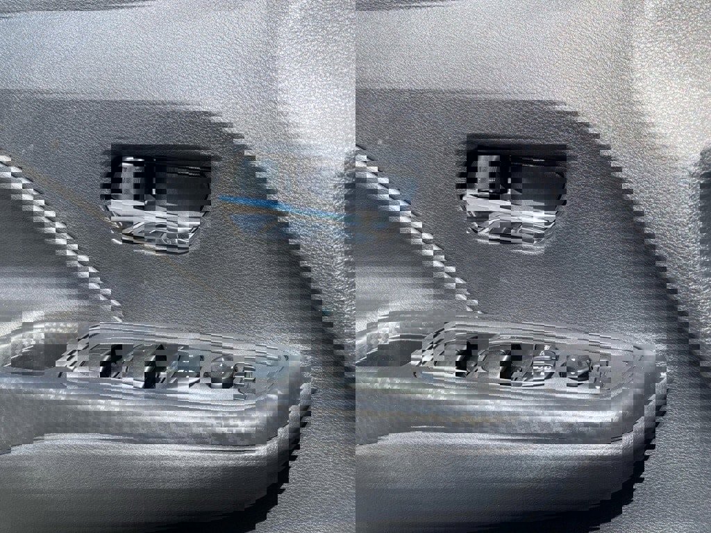 Used 2025 Nissan Versa SV image 13