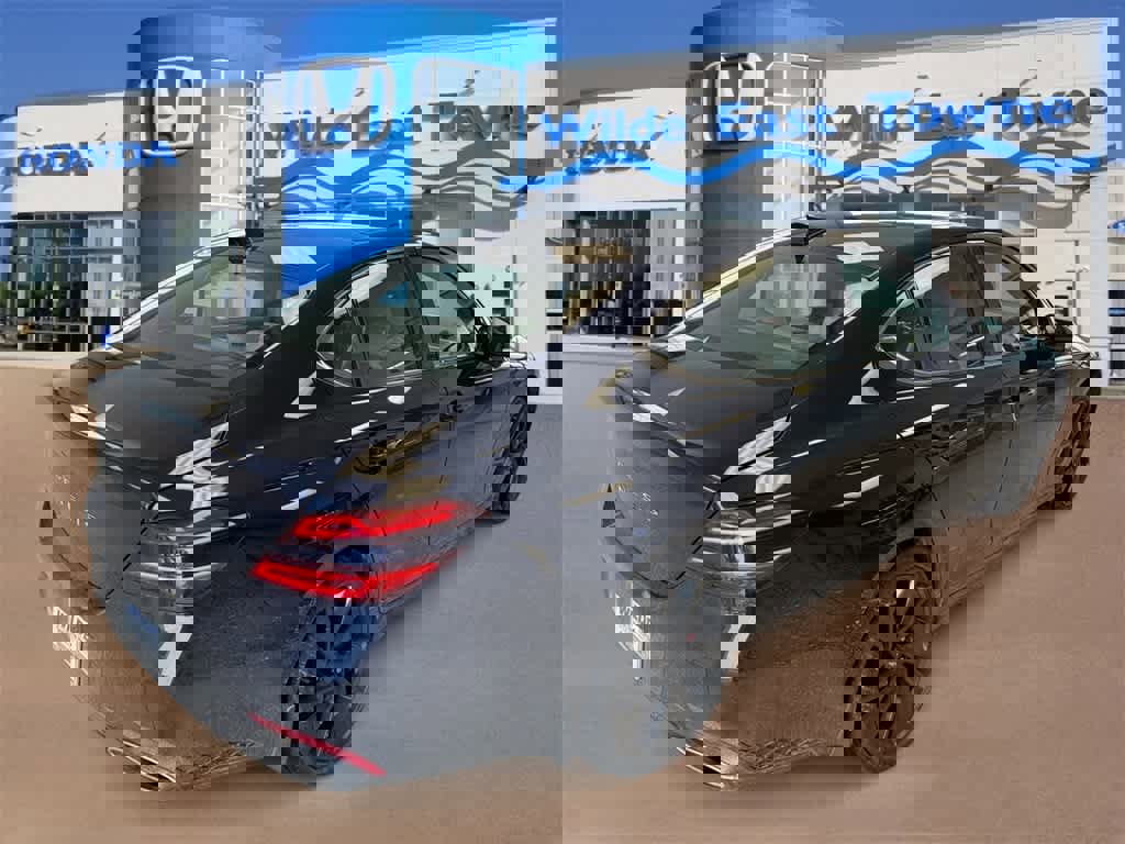 Used 2023 Genesis G70 3.3T w/ Sport Prestige Package image 8