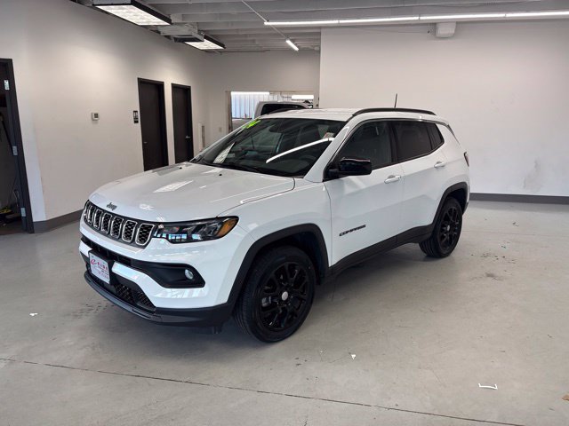 Used 2024 Jeep Compass Latitude AWD/4WD image 3
