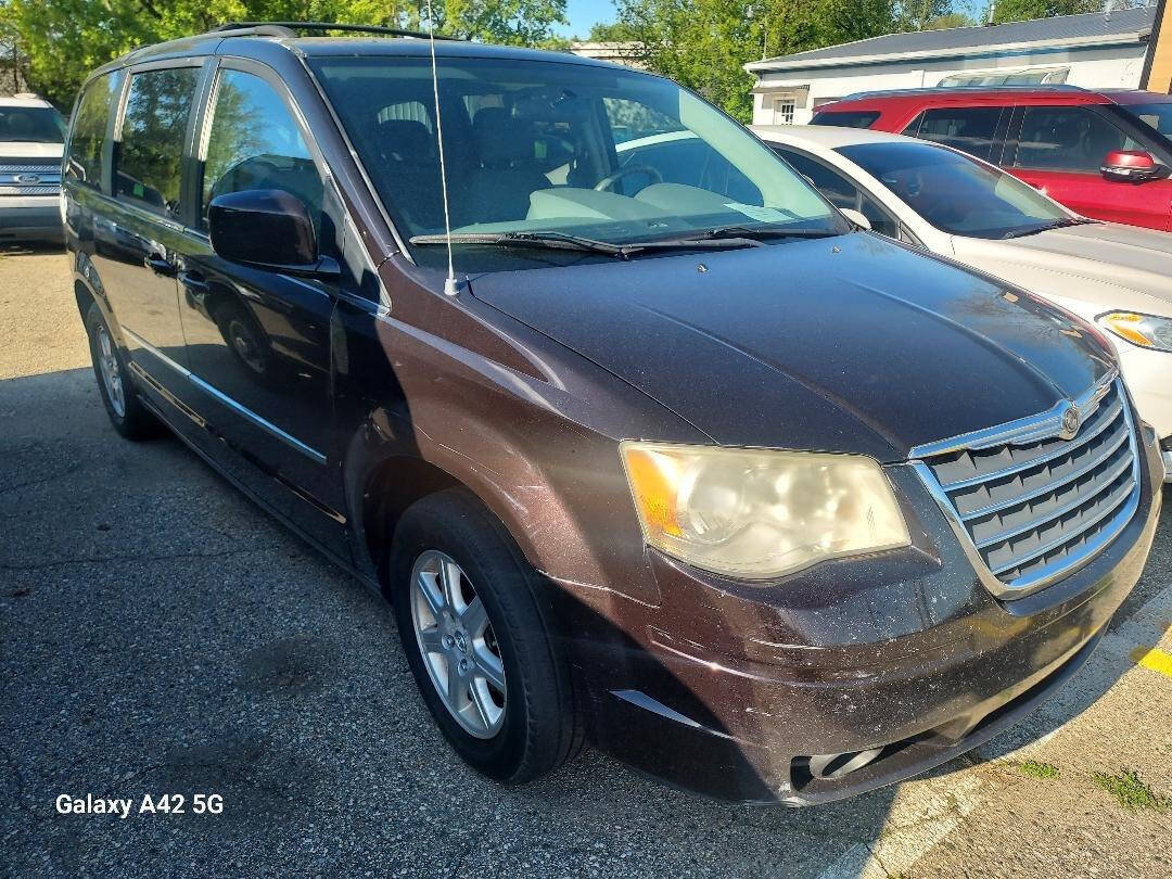 Used 2010 Chrysler Town & Country Touring FWD image 2