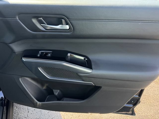 Used 2025 Nissan Pathfinder SL AWD/4WD image 13
