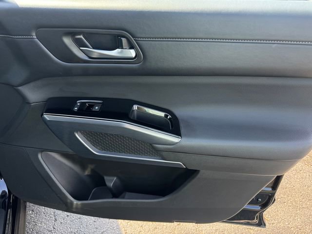 Used 2025 Nissan Pathfinder SL AWD/4WD image 13