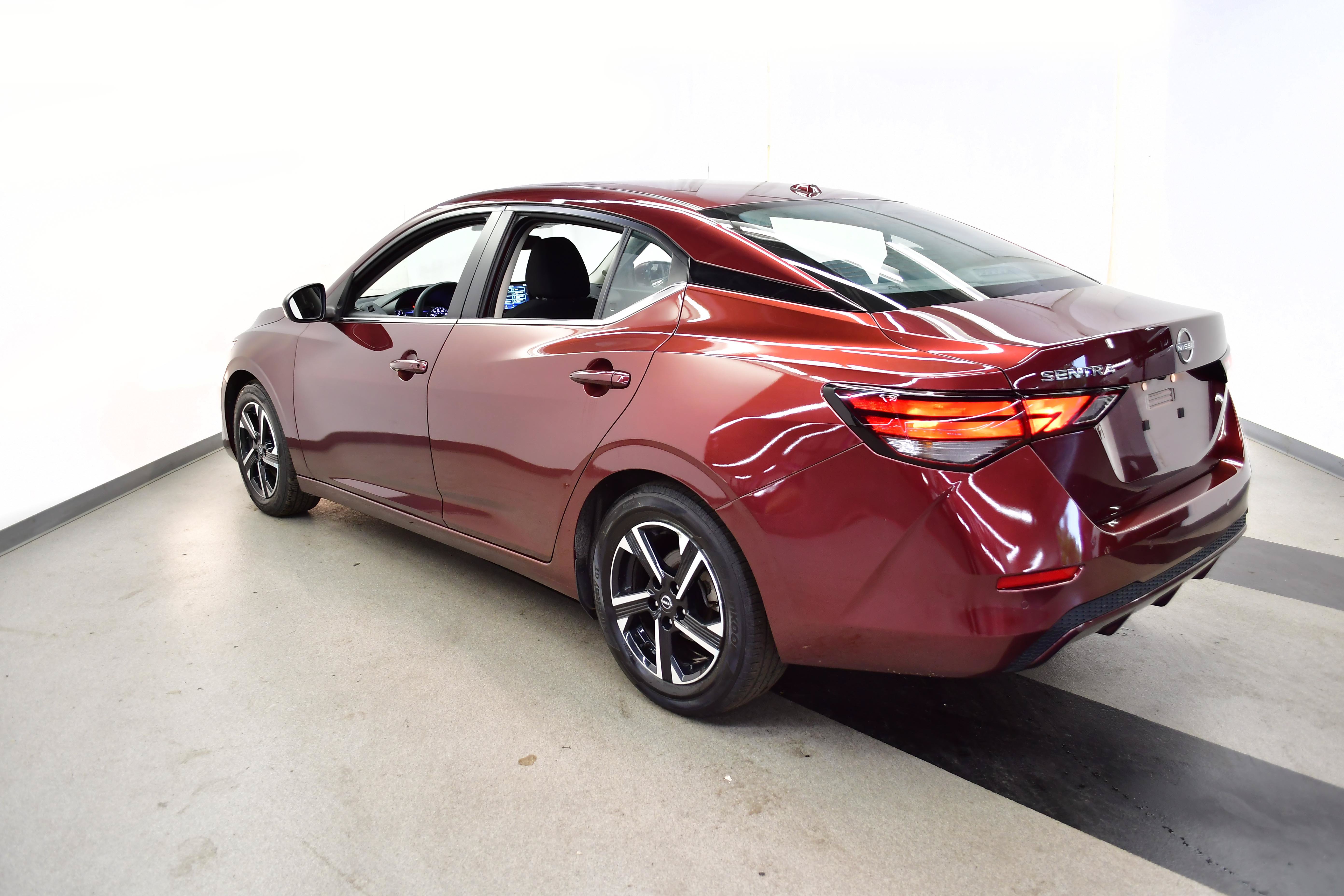 Used 2025 Nissan Sentra SV FWD image 5