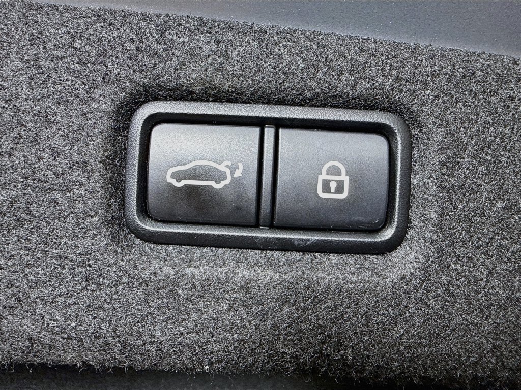 Used 2020 Genesis G90 3.3T Premium RWD image 35