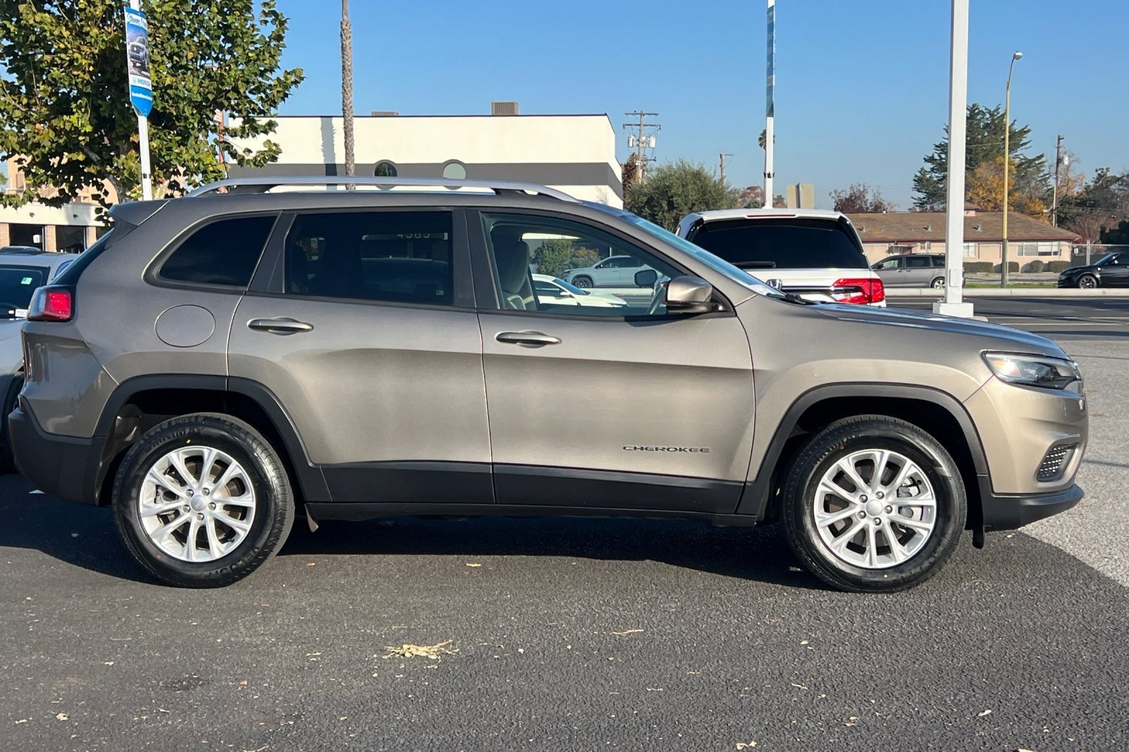 Used 2020 Jeep Cherokee Latitude image 7