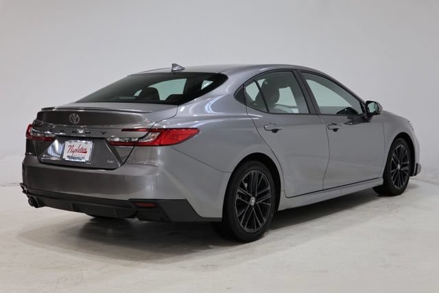 Used 2025 Toyota Camry SE FWD image 8