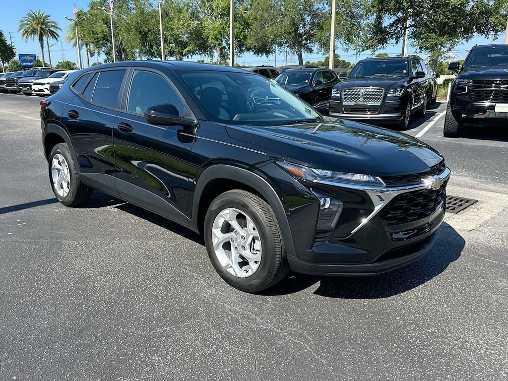 Used 2024 Chevrolet Trax LS w/ LS Convenience Package FWD image 3
