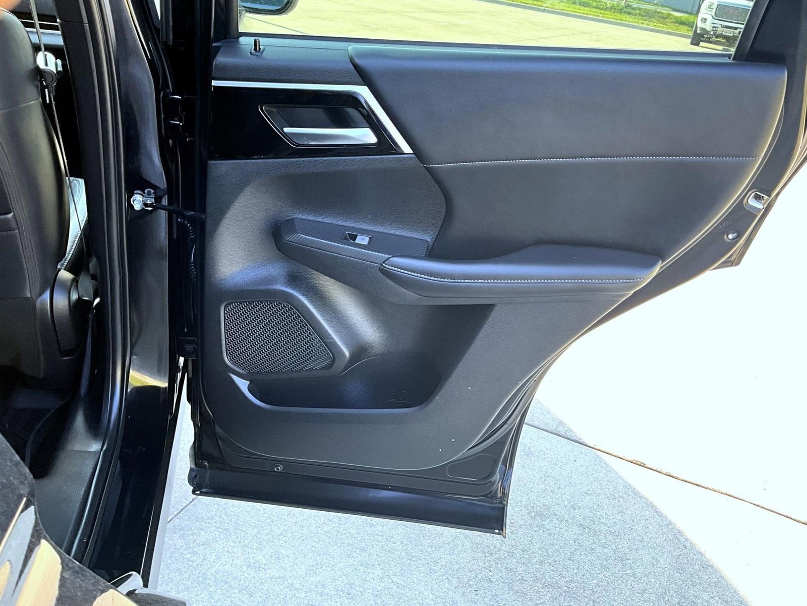 Used 2022 Mitsubishi Outlander SE image 23