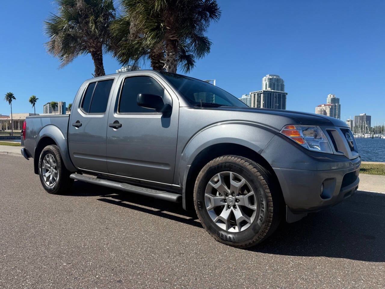 Used 2020 Nissan Frontier SV image 2