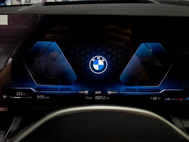 Used 2026 BMW 530i xDrive w/ Premium Package image 17