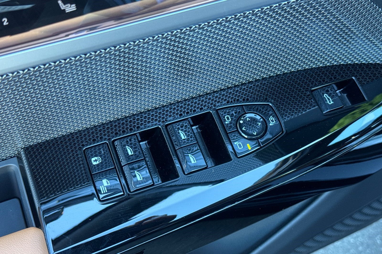 Used 2023 BMW 740i w/ Parking Assistance Package image 12