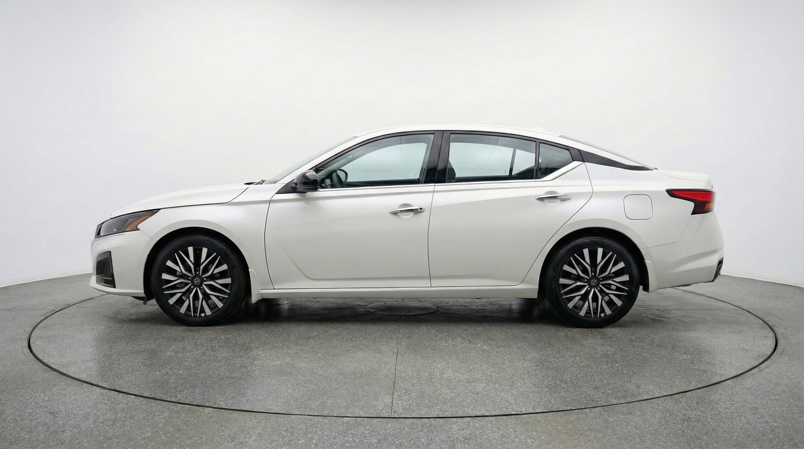 Used 2025 Nissan Altima 2.5 SV FWD image 5