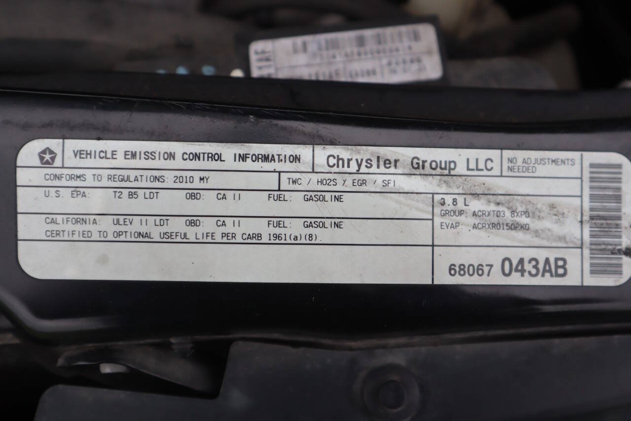 Used 2010 Volkswagen Routan SE FWD image 39