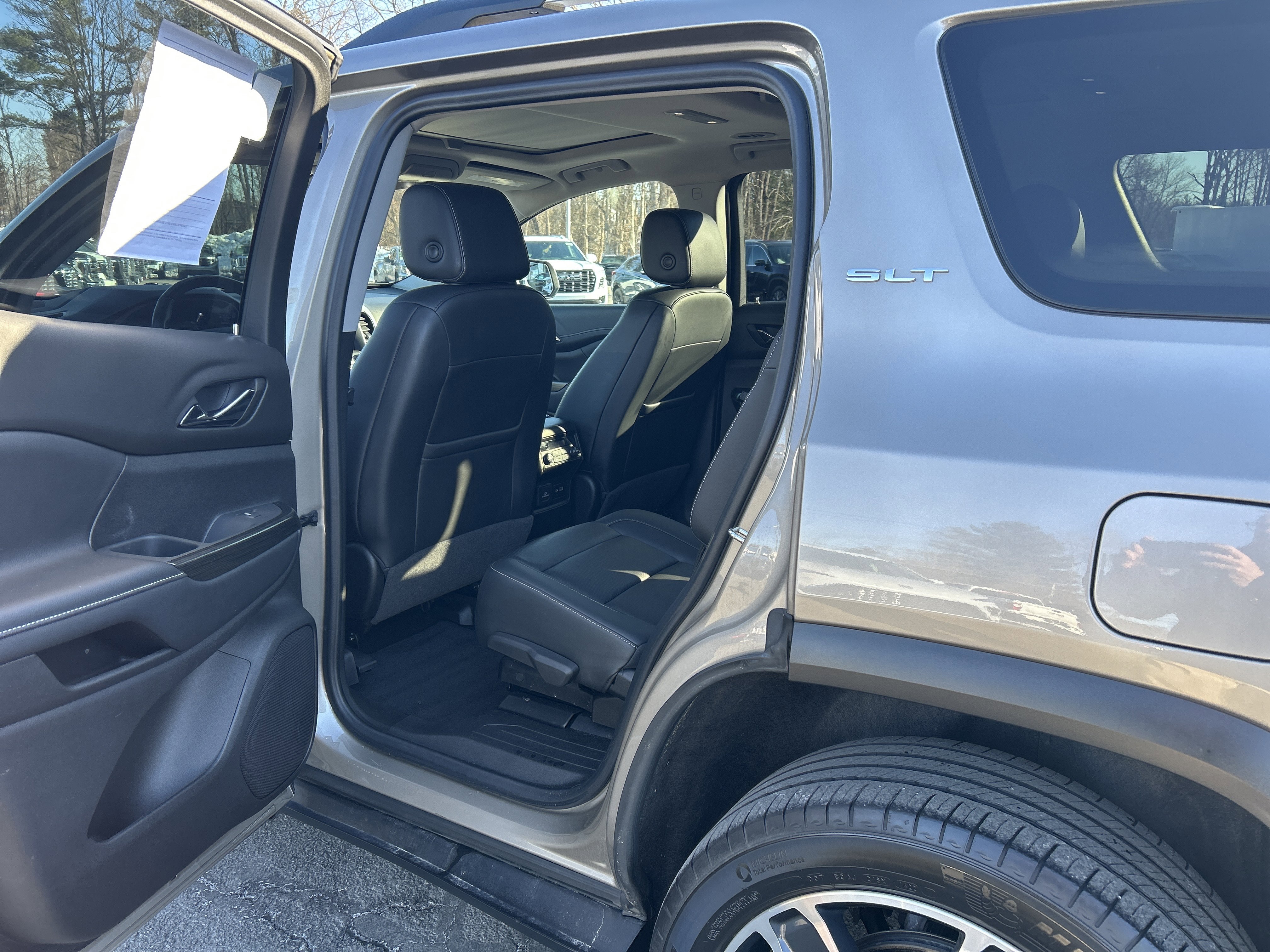 Used 2022 GMC Acadia SLT w/ Technology Package image 11