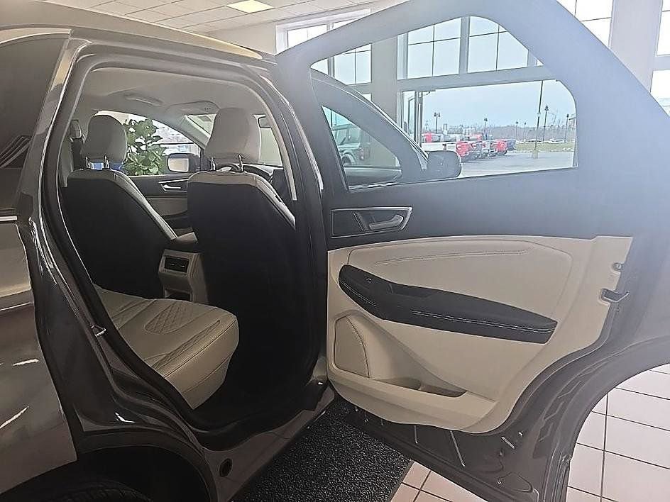 Used 2023 Ford Edge Titanium image 34