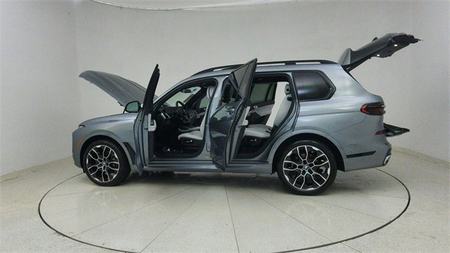 Used 2023 BMW X7 xDrive40i w/ M Sport Package image 81