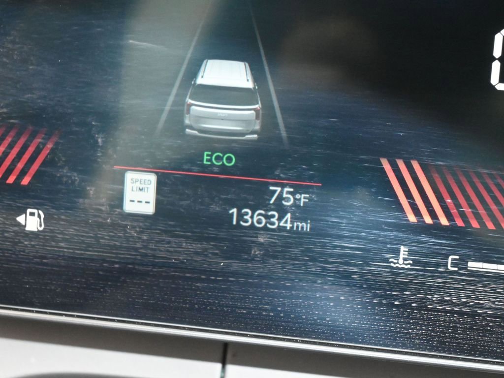 Used 2025 Kia Carnival image 32