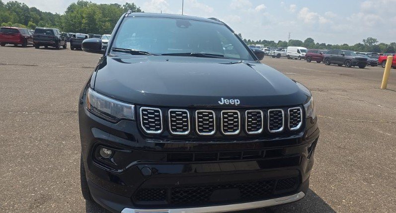 Used 2025 Jeep Compass Limited w/ Sun & Sound Group AWD/4WD image 2
