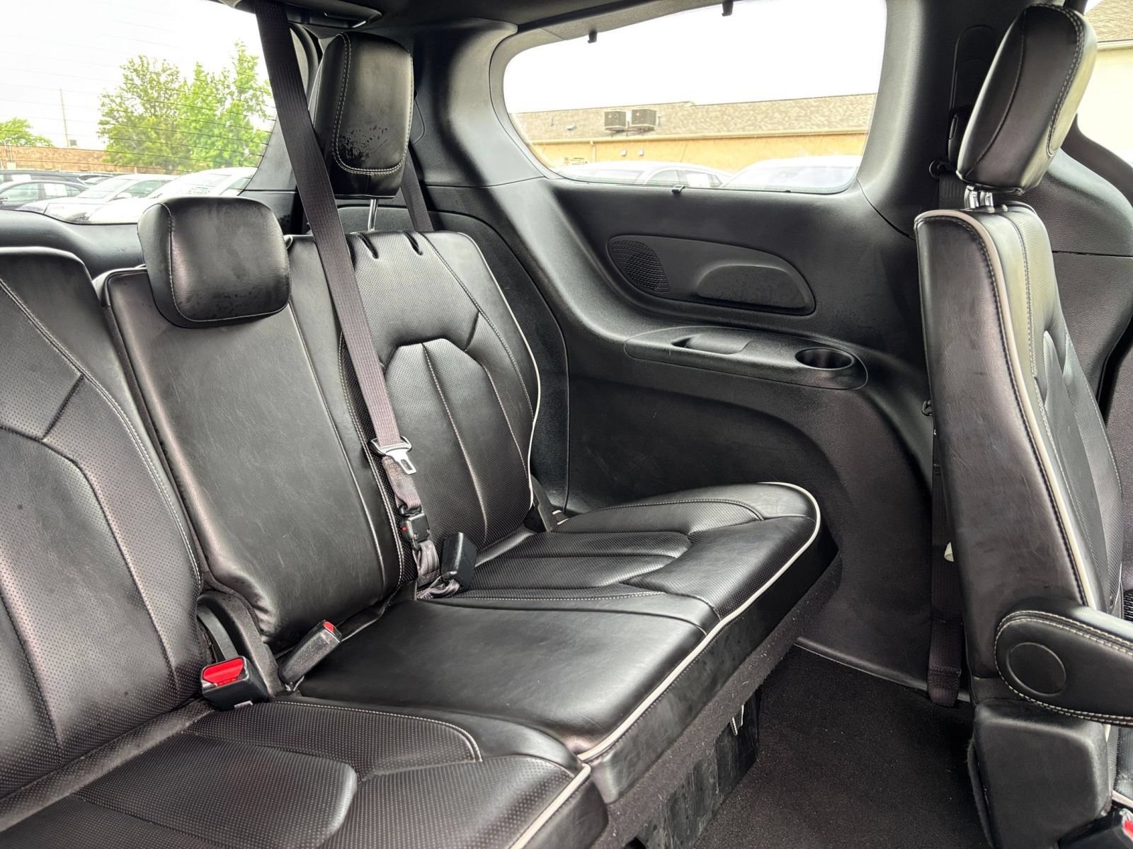 Used 2025 Chrysler Pacifica Limited FWD image 32