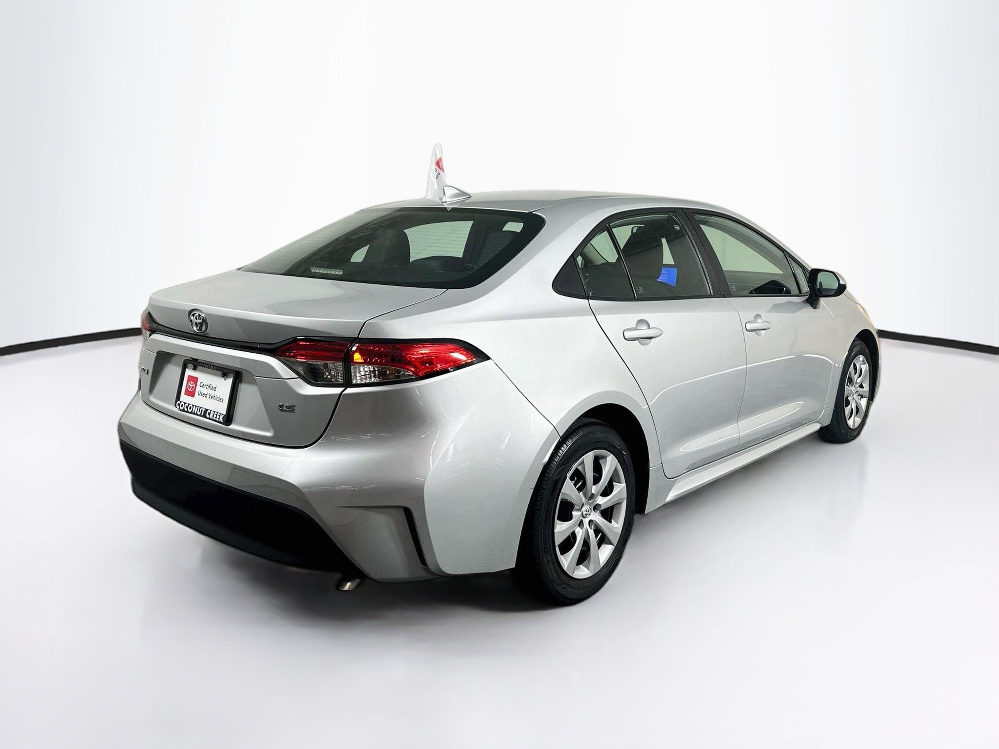 Used 2023 Toyota Corolla LE FWD image 3