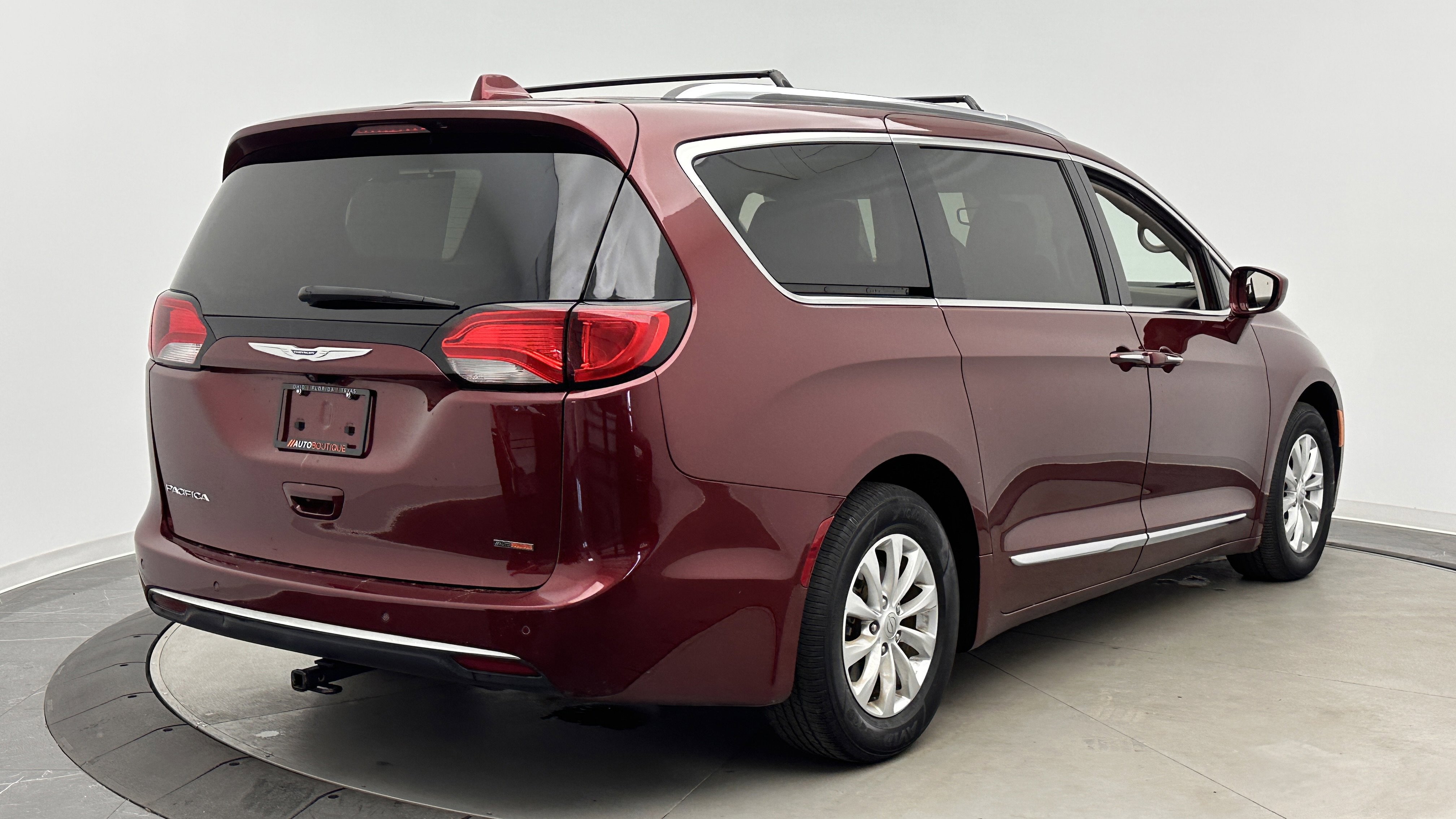Used 2018 Chrysler Pacifica Touring-L image 7