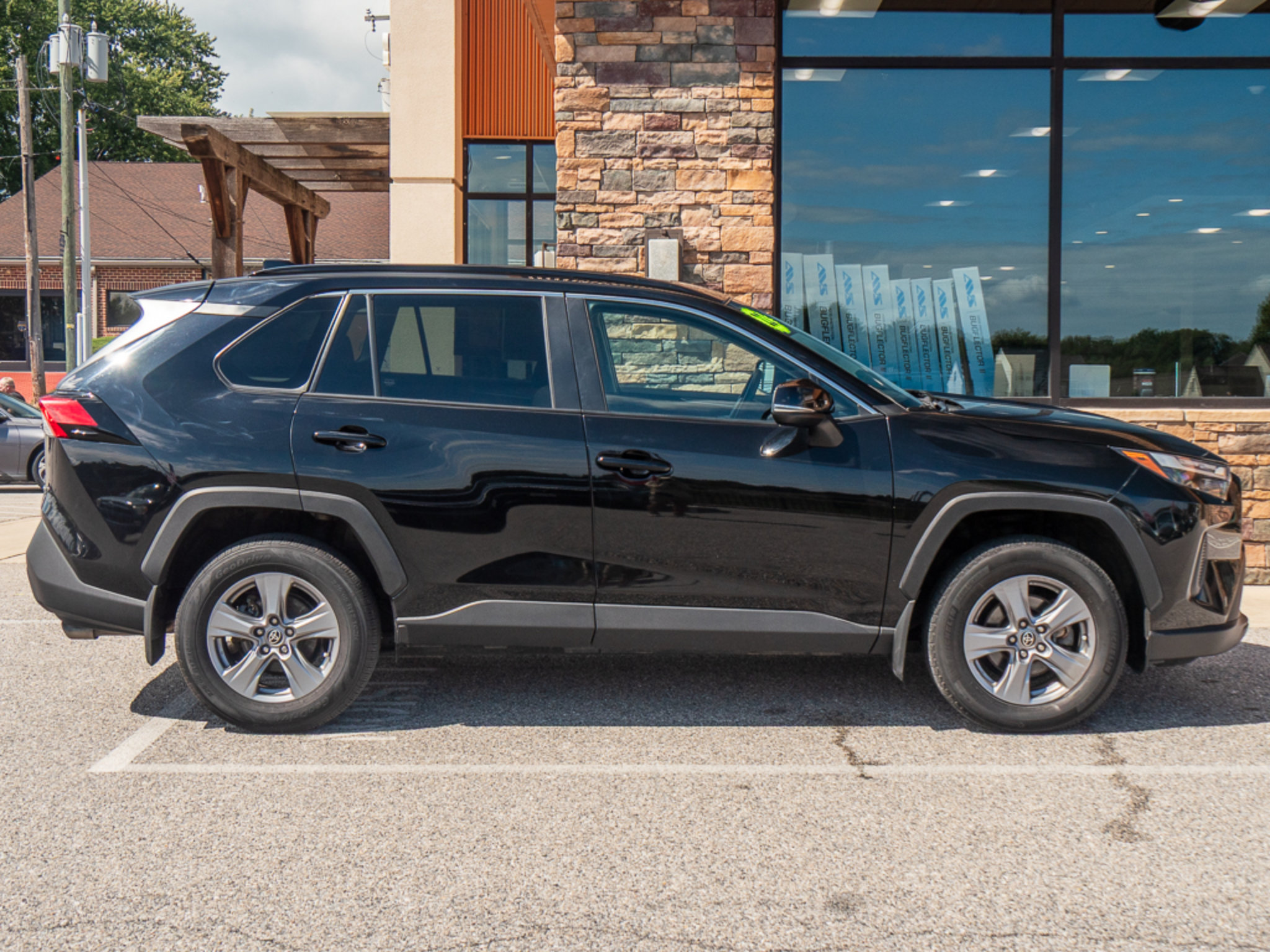 Used 2022 Toyota RAV4 XLE w/ Convenience Package AWD/4WD image 2