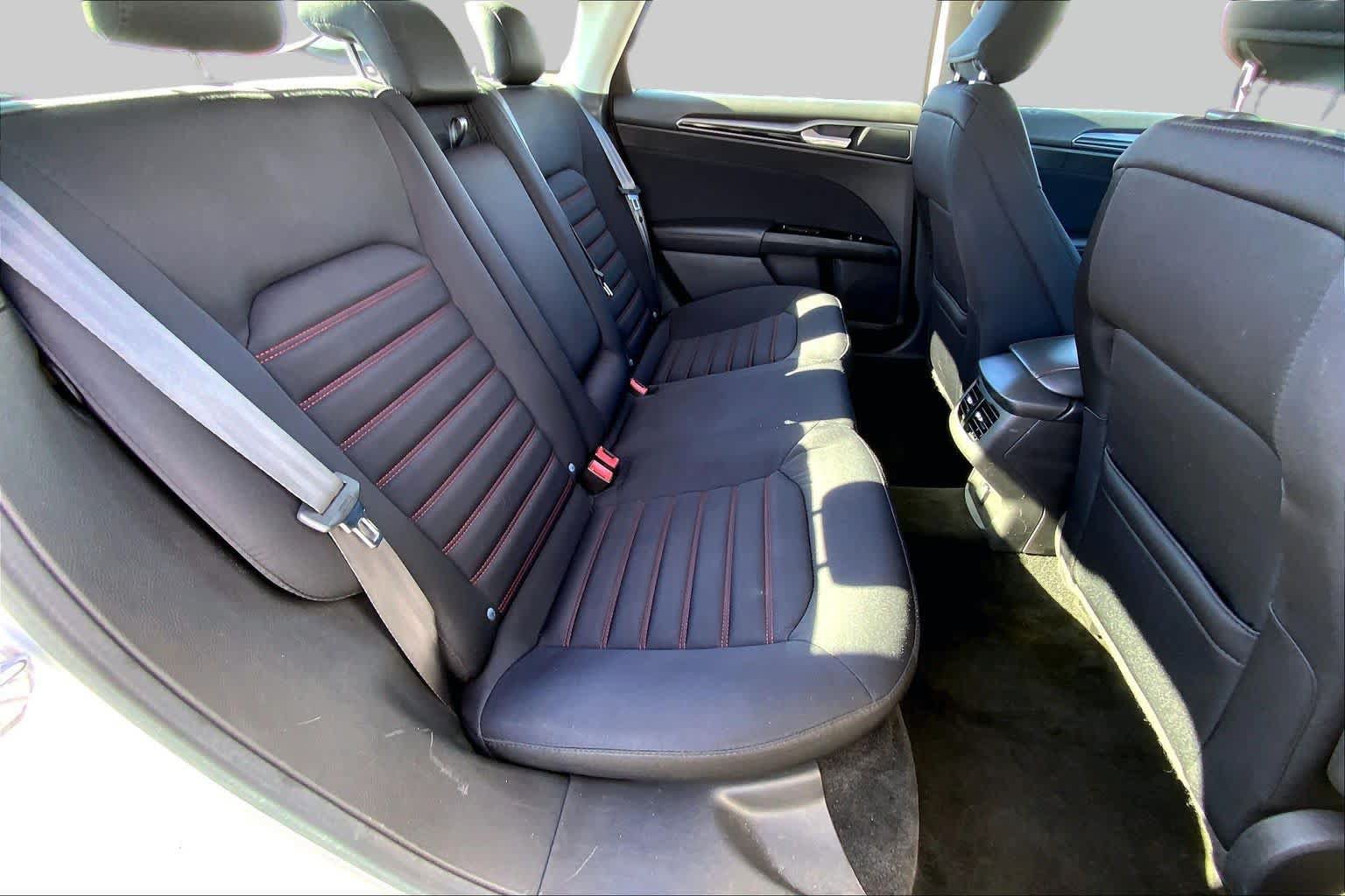 Used 2015 Ford Fusion SE FWD image 19