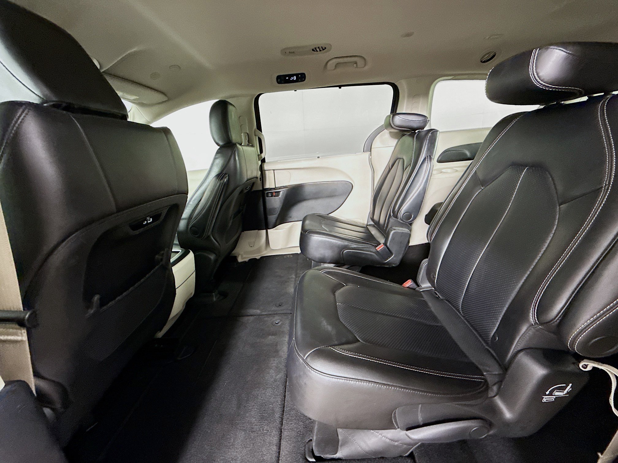 Used 2023 Chrysler Pacifica Touring-L FWD image 28