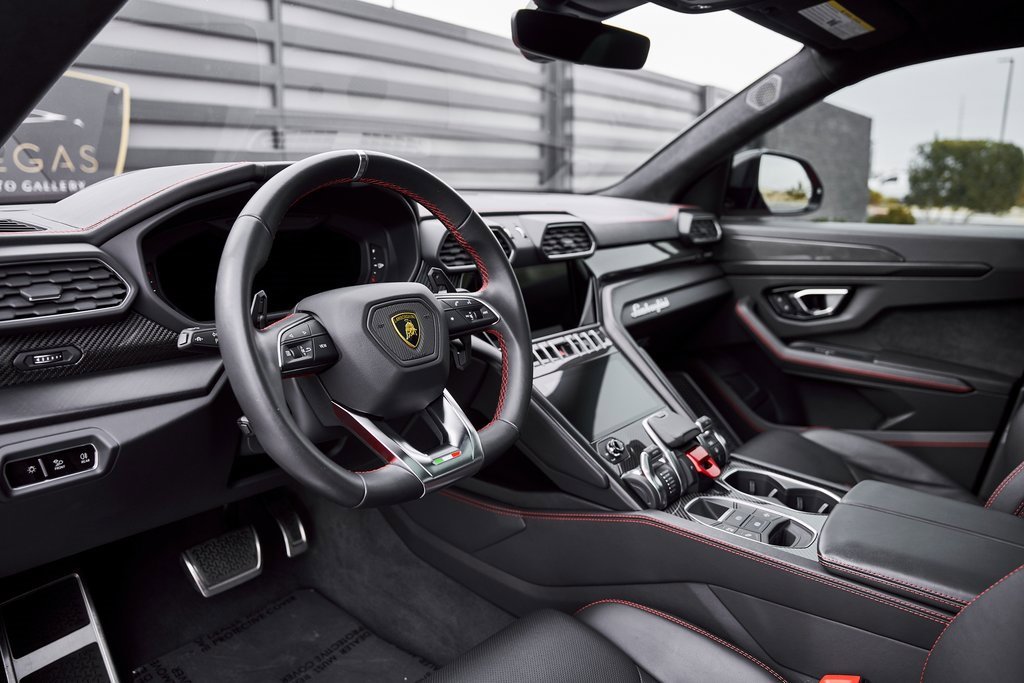 Used 2021 Lamborghini Urus image 2