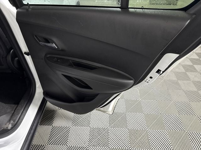 Used 2020 Chevrolet Trax LT w/ LT Convenience Package image 16