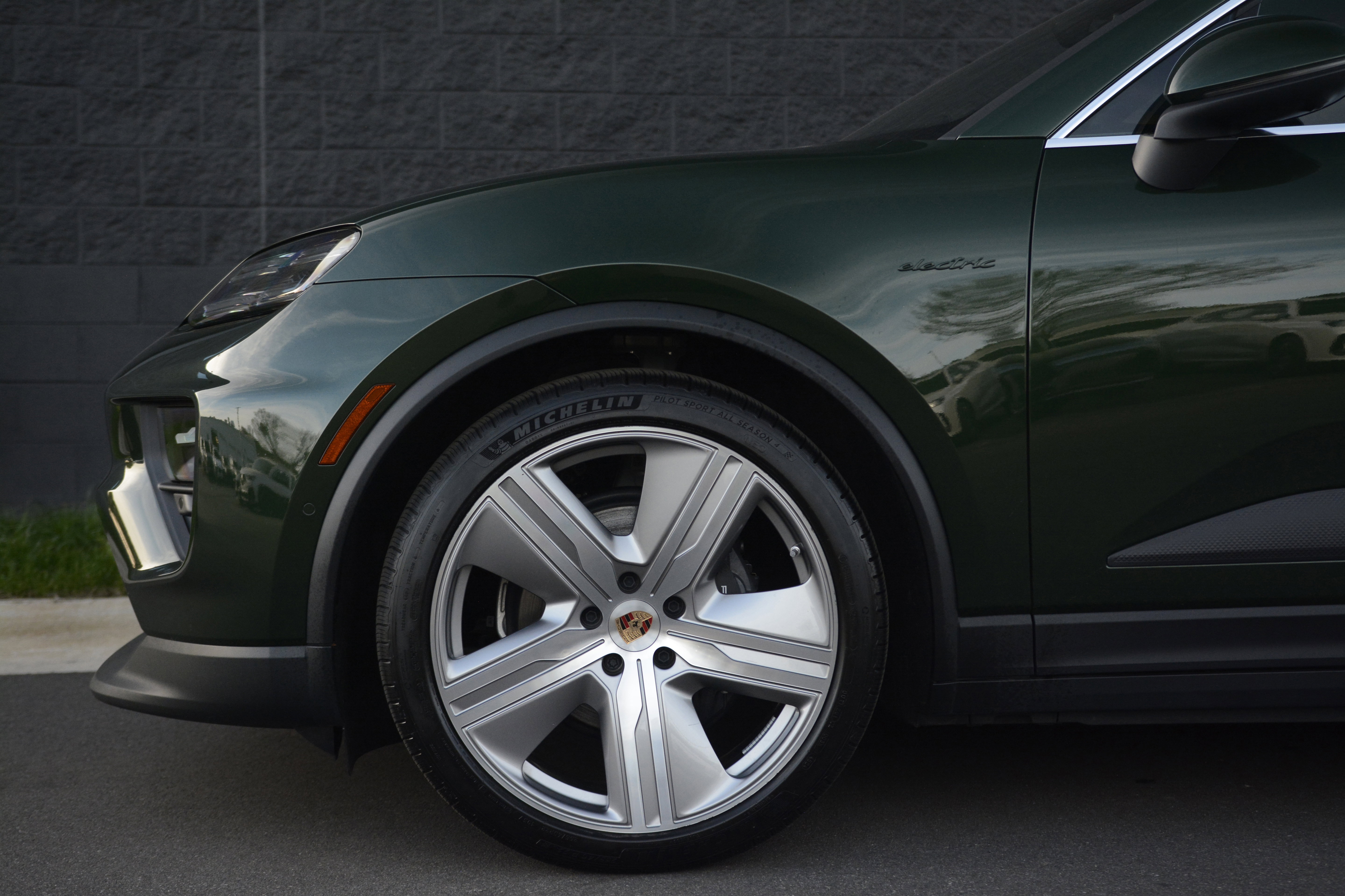 Certified 2025 Porsche Macan 4 Electric image 37