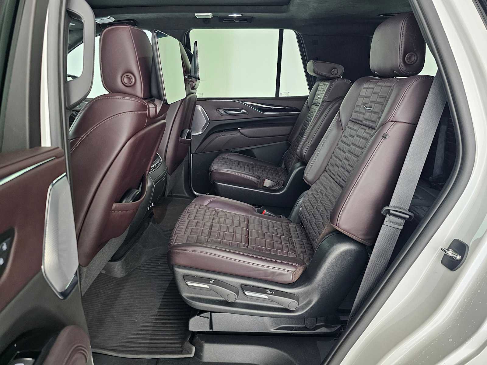 Used 2023 Cadillac Escalade Sport Platinum w/ LPO, ONYX Package image 19