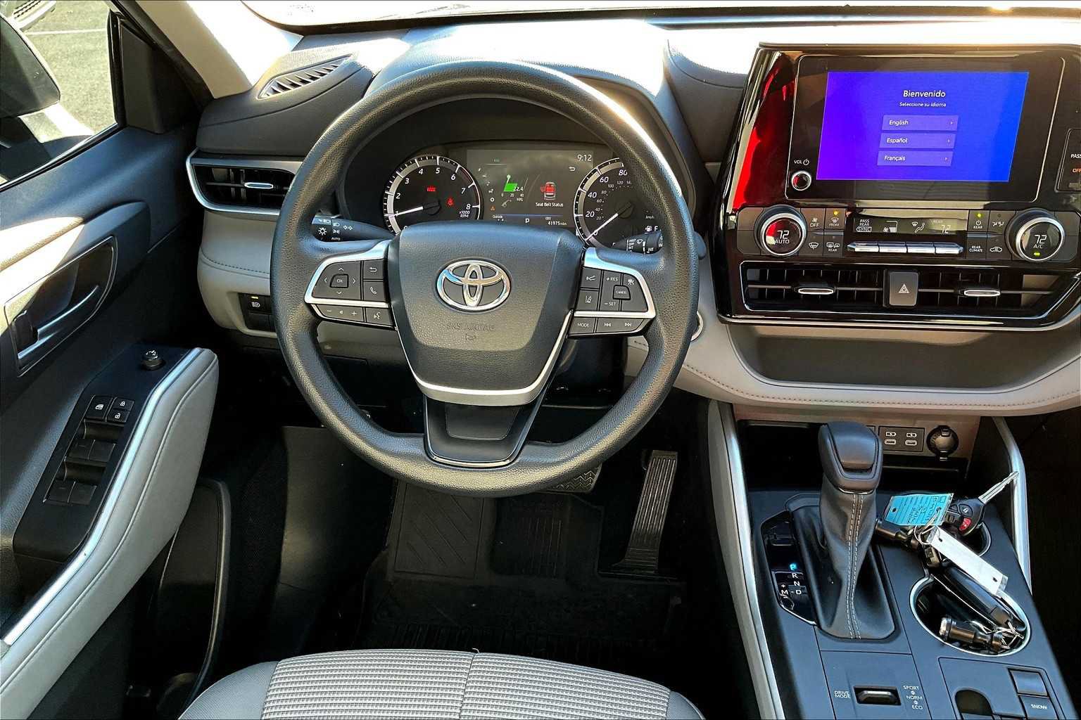 Used 2023 Toyota Highlander L FWD image 6