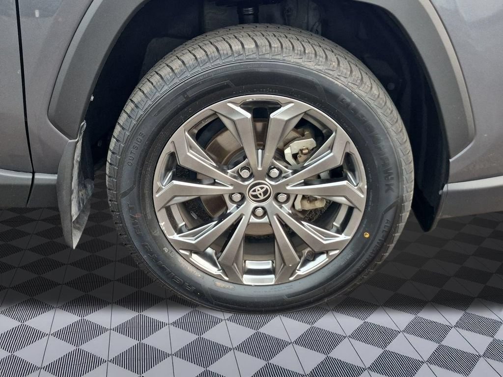 Used 2022 Toyota RAV4 XLE Premium AWD/4WD image 32