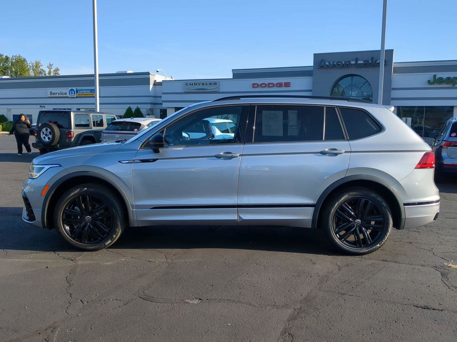 Used 2022 Volkswagen Tiguan SE R-Line image 3