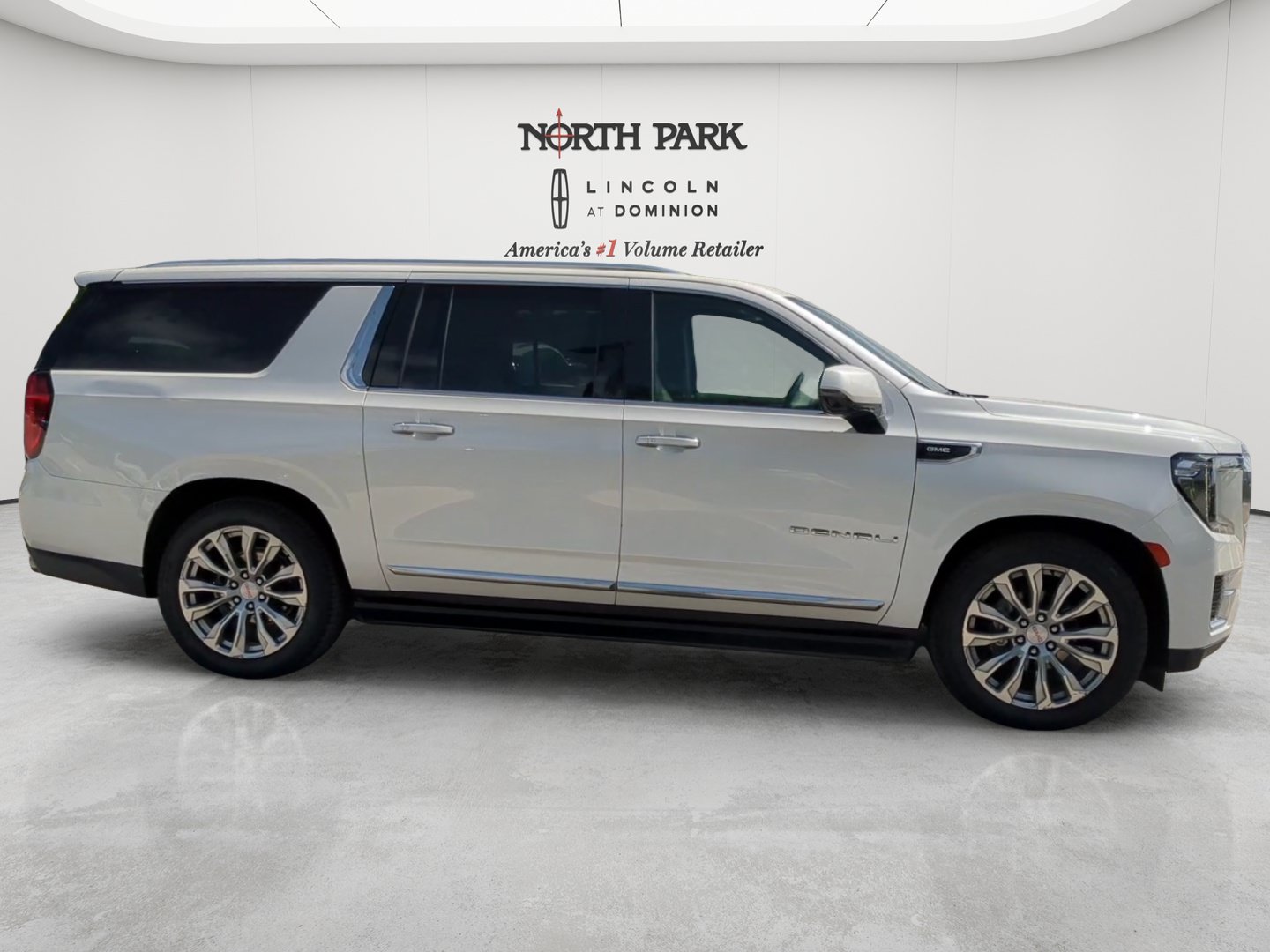 Used 2022 GMC Yukon XL Denali w/ Max Trailering Package AWD/4WD image 6