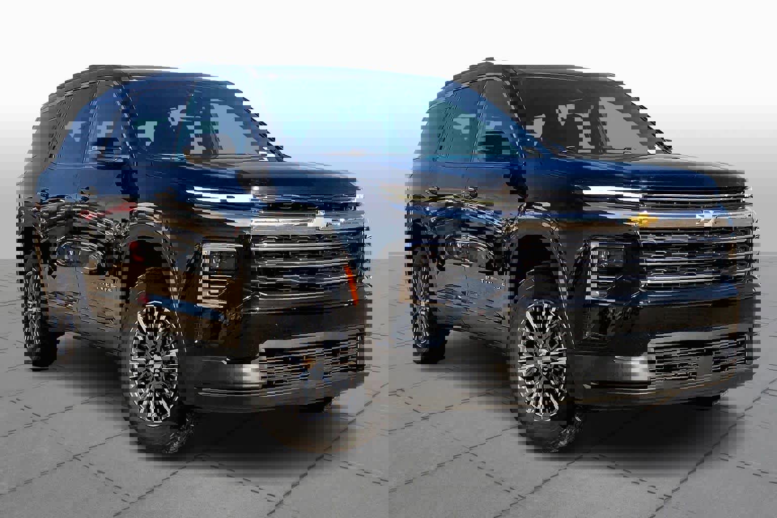 Used 2025 Chevrolet Traverse LT image 3