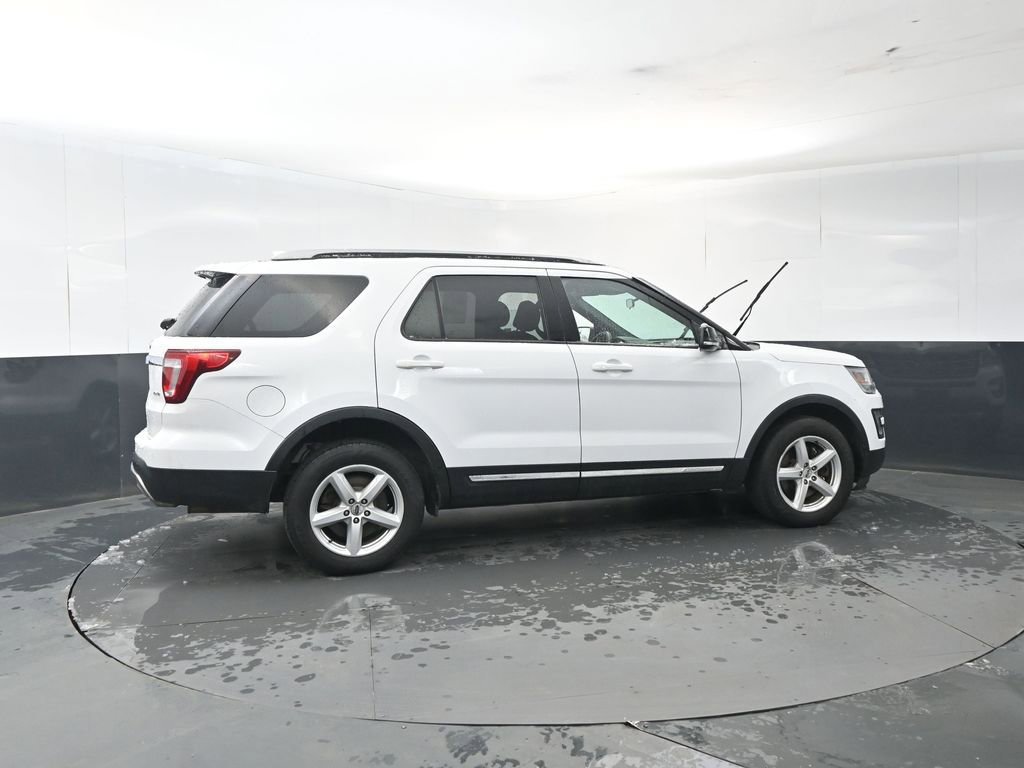 Used 2017 Ford Explorer XLT image 6
