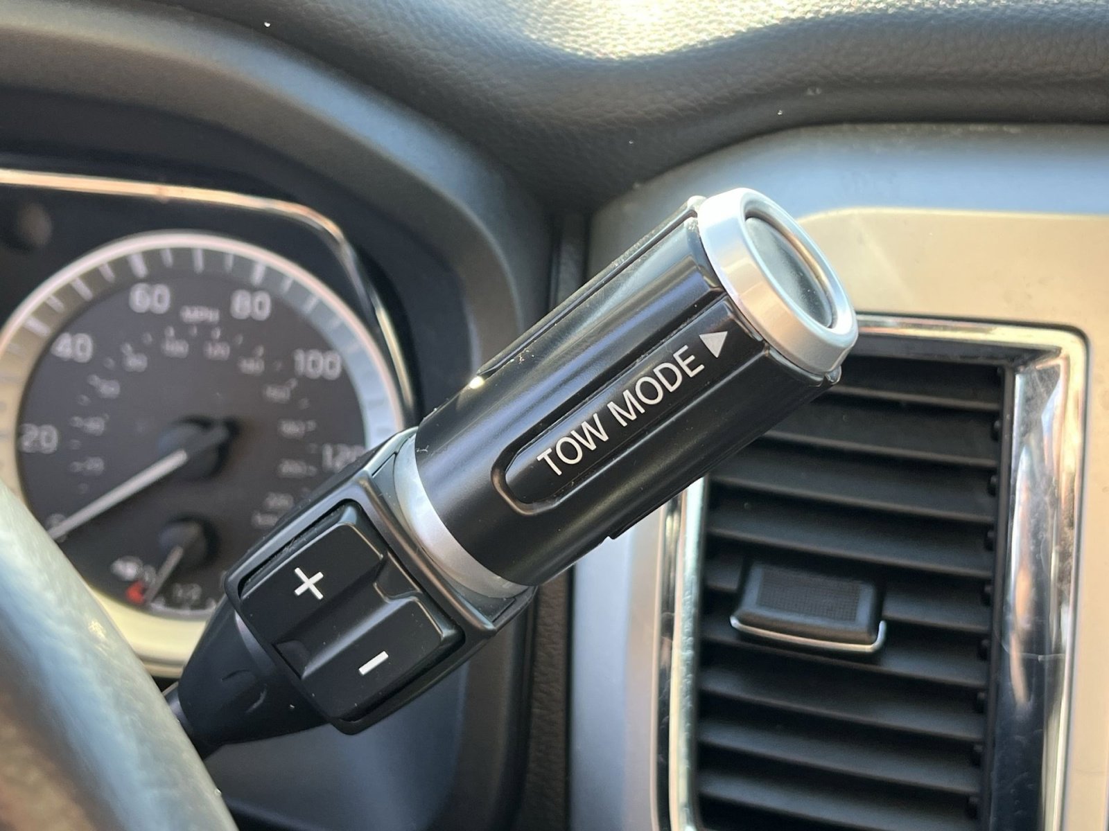 Used 2019 Nissan Titan SV w/ SV Convenience Package image 22