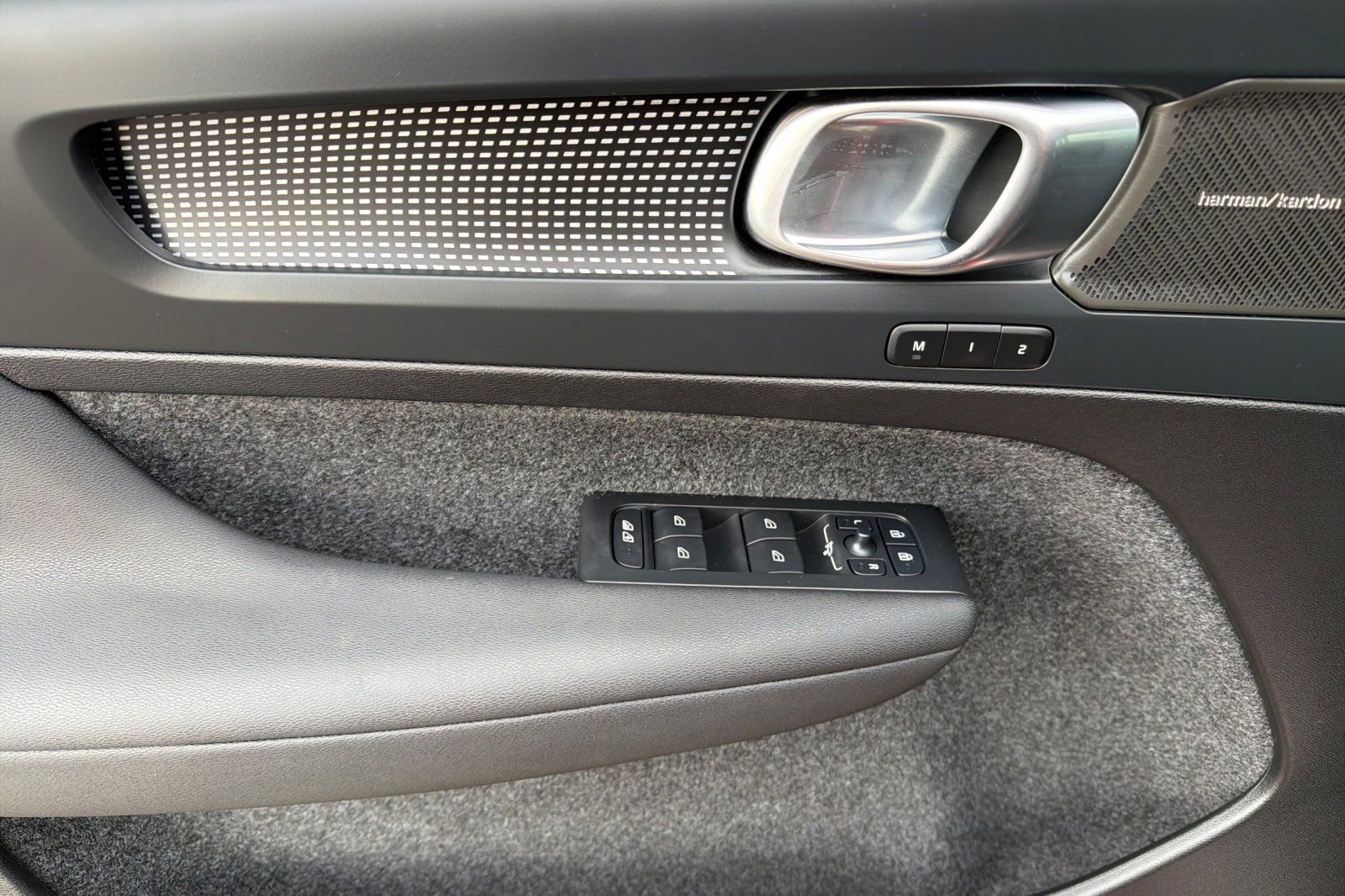 Used 2025 Volvo XC40 B5 Ultra w/ Climate Package image 11