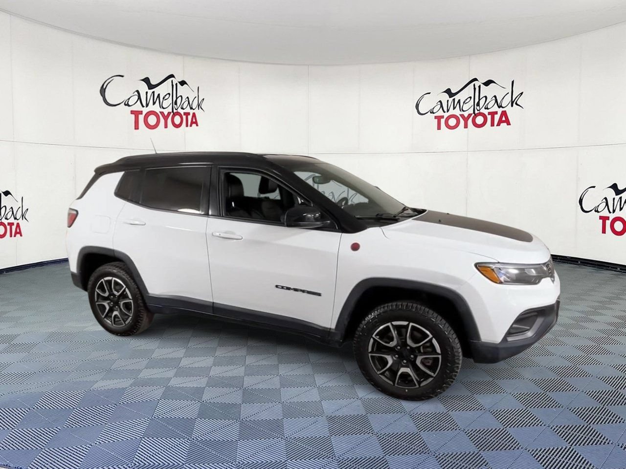 Used 2024 Jeep Compass Trailhawk AWD/4WD image 2