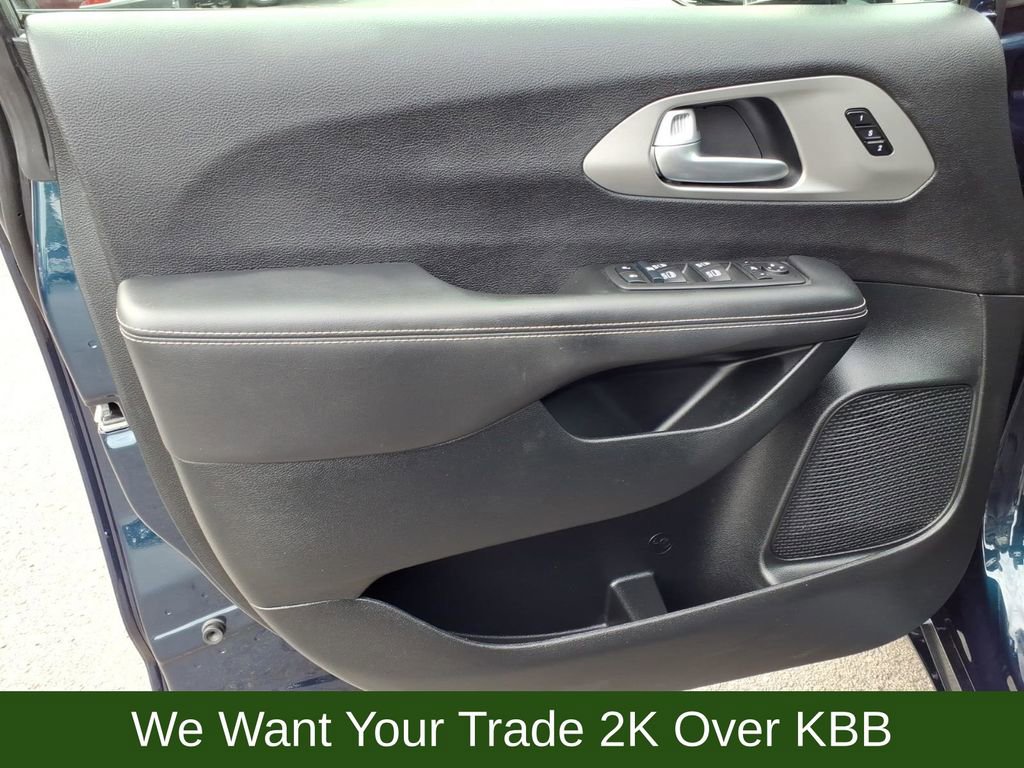 Used 2024 Chrysler Pacifica Limited w/ S Appearance Package FWD image 16