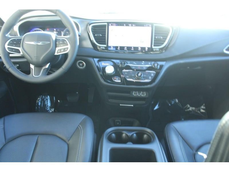 Used 2025 Chrysler Pacifica Select image 12