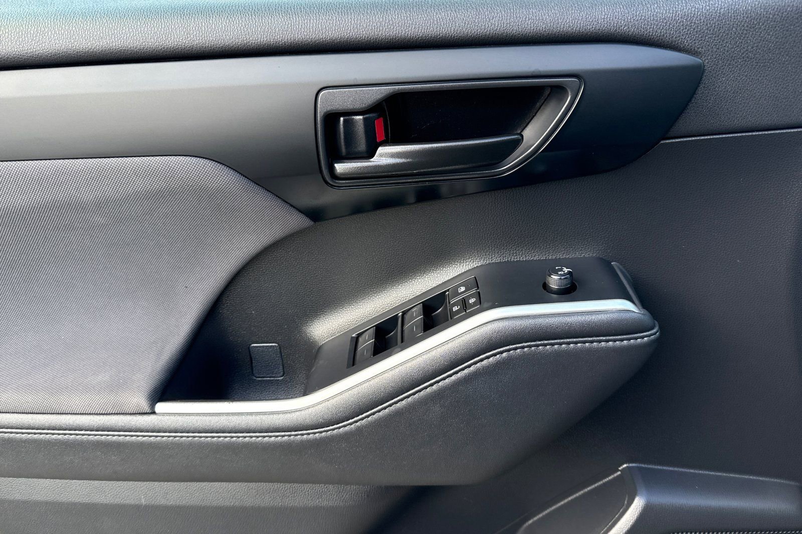 Used 2024 Toyota Highlander LE image 12