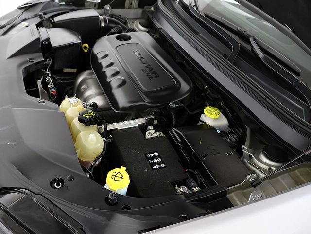 Used 2019 Jeep Cherokee Latitude Plus w/ Cold Weather Group AWD/4WD image 34