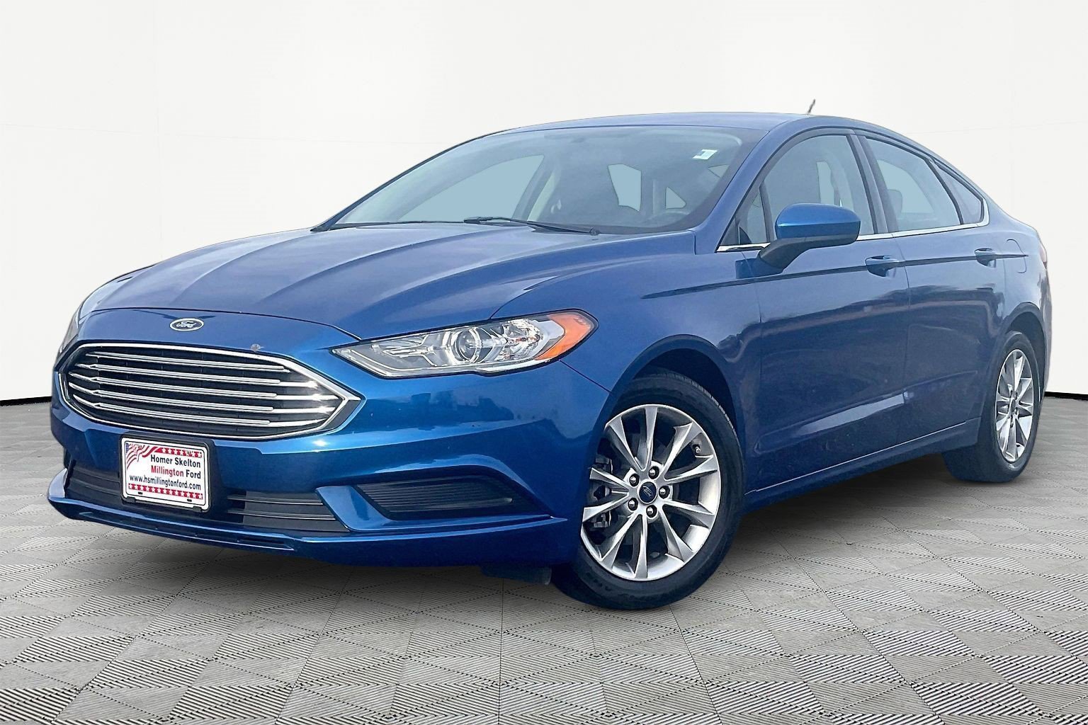 Used 2017 Ford Fusion SE w/ Fusion SE Technology Package image 2